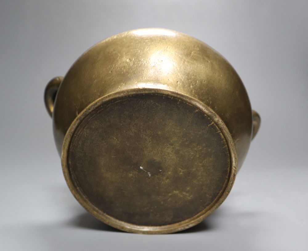 A Chinese bronze censer, height 11.5cm
